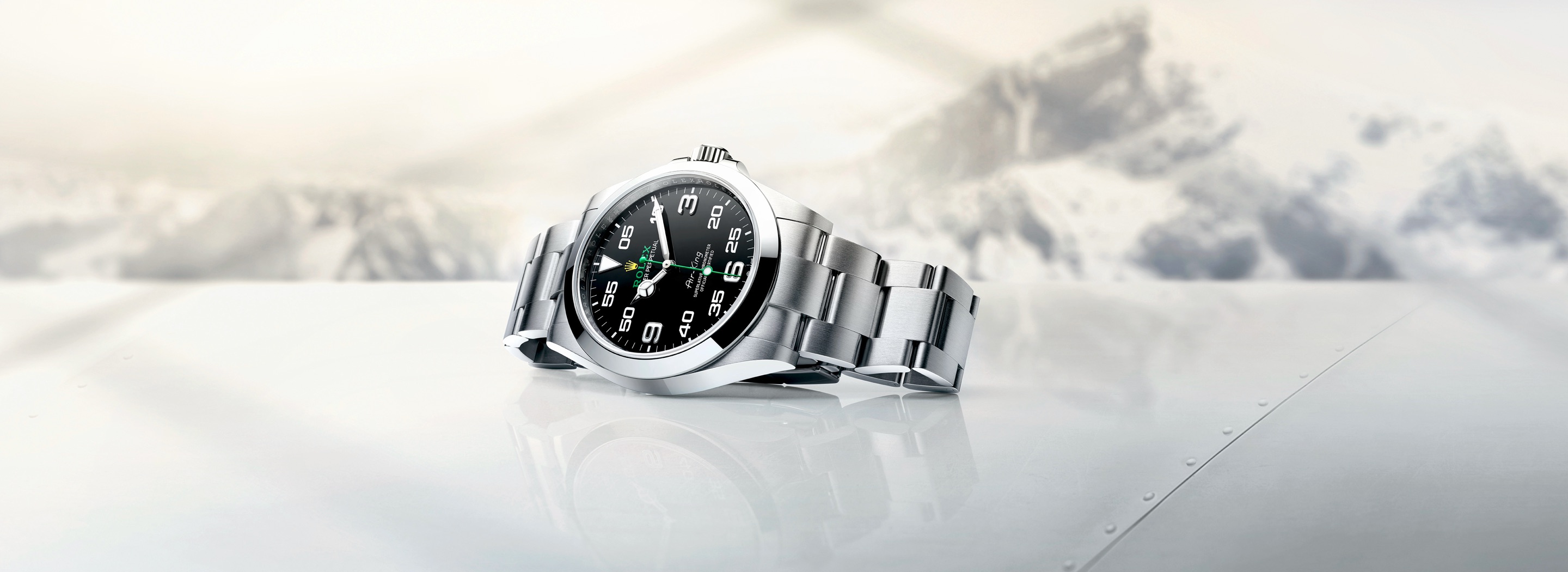 Die Rolex Air King liegend auf einem Flugzeugflügel