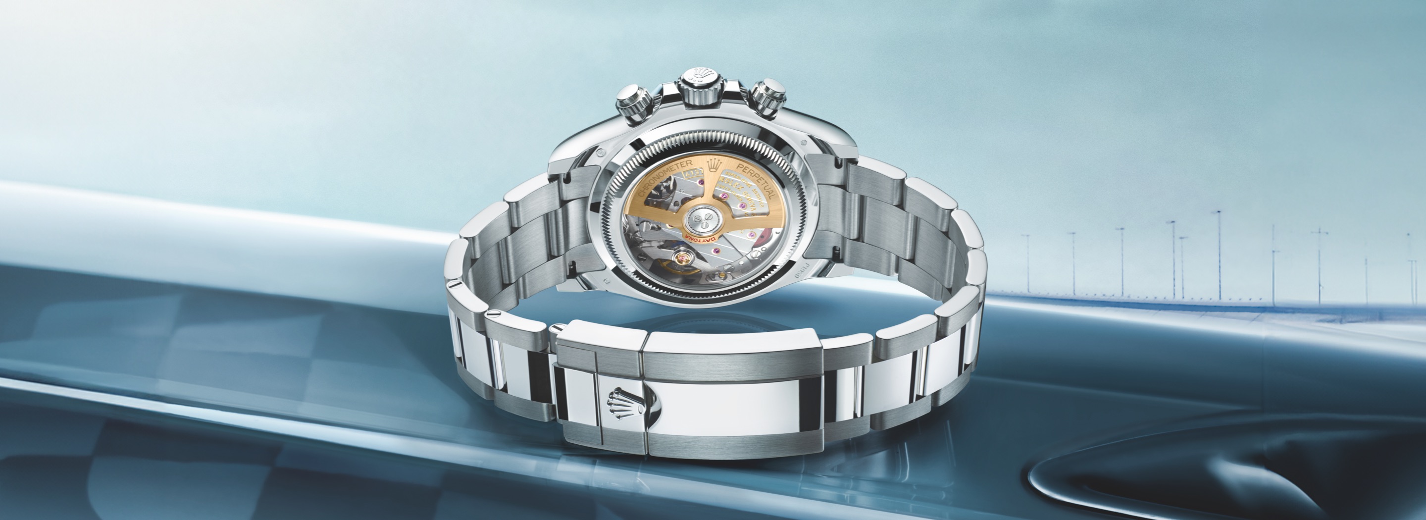 Eine Rolex Cosmograph Daytona Uhr liegend, mit sichtbarem Glasboden und Blick auf das Uhrwerk Kaliber 4131