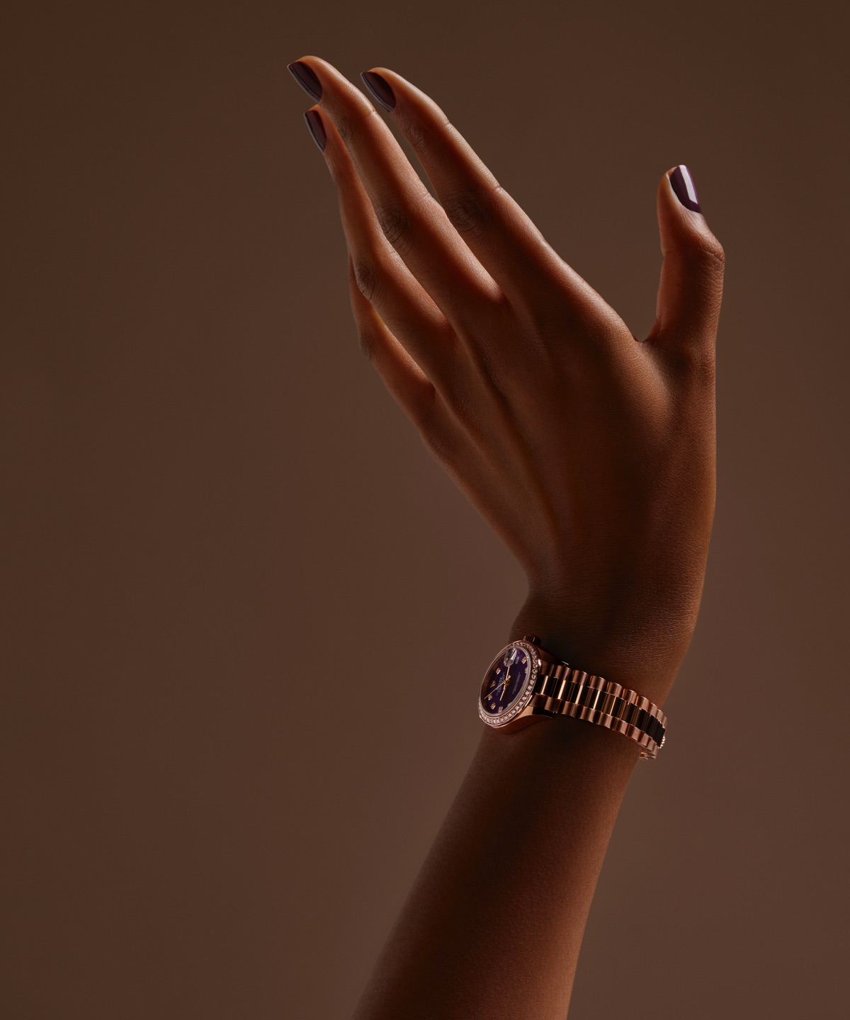 Rolex Lady-Datejust mit dreireihigemArmband in Everose-Gold mit schokoladenfarbenem Zifferblatt mit Diamanten getragen am Arm